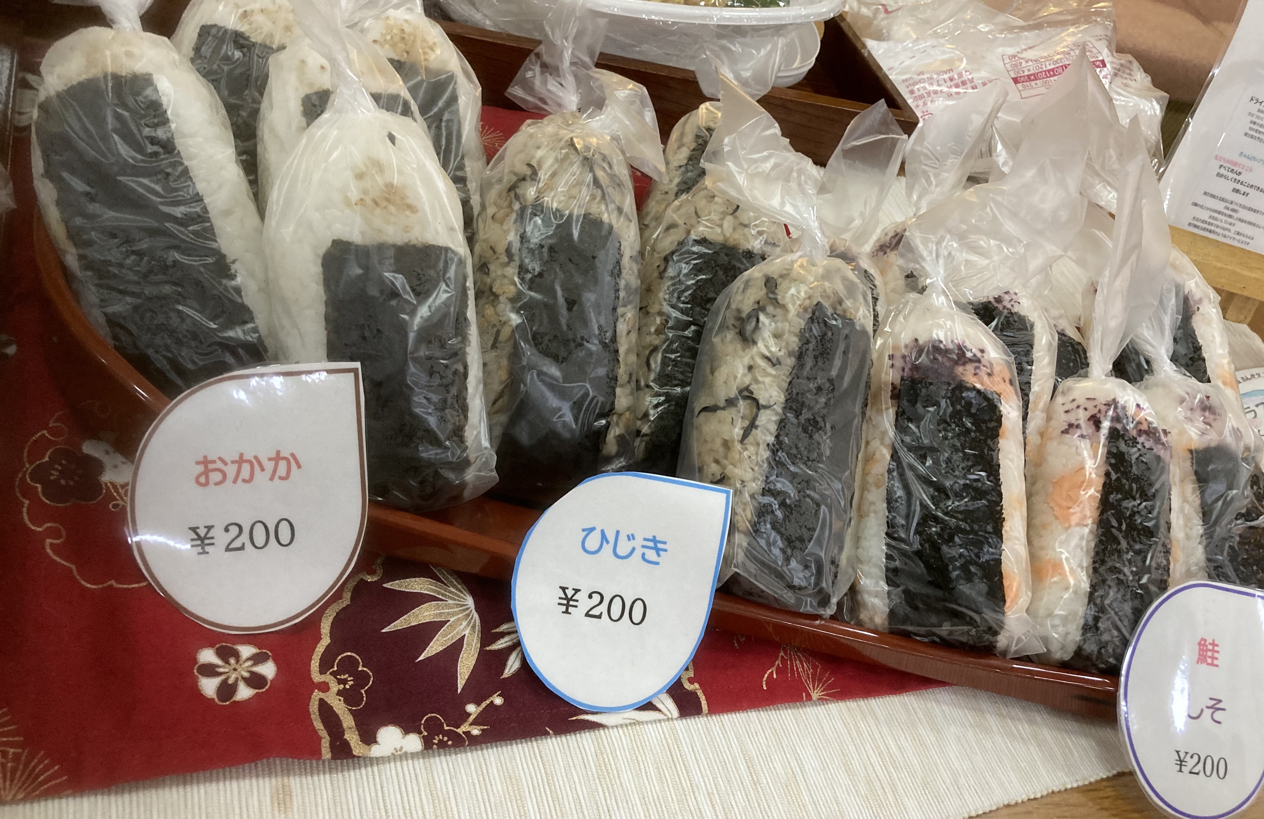 こども食堂　なかながやさんがお弁当販売をされていました。
この度、きゃんびいプラスが引き継いで、利用者の皆さんのお仕事の場として、開店しました！
売り上げの一部はなかながやさんに寄付をさせていただきます。

皆さんのお越しをお待ちしております。
